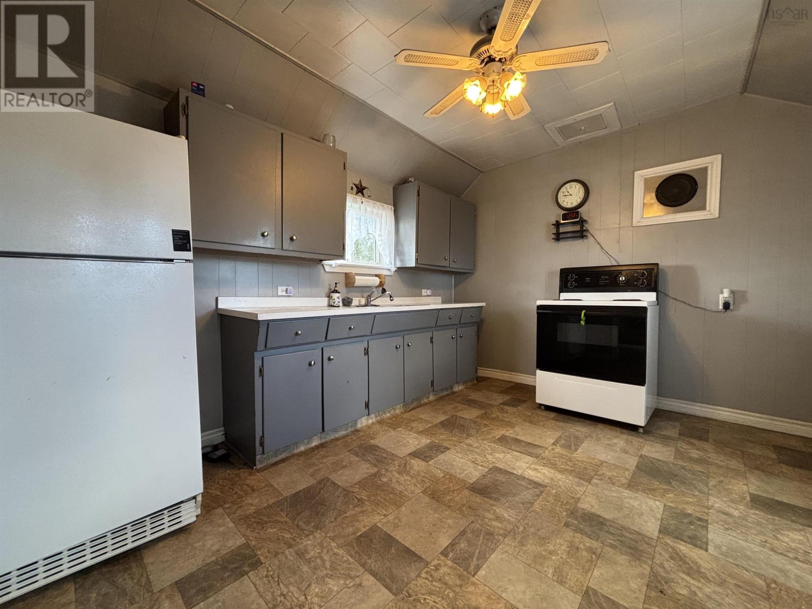 Property 18 of 49 of 7009 Highway 354