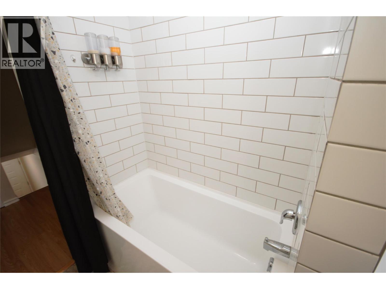 5820 MAIN Street Unit# 8, Oliver