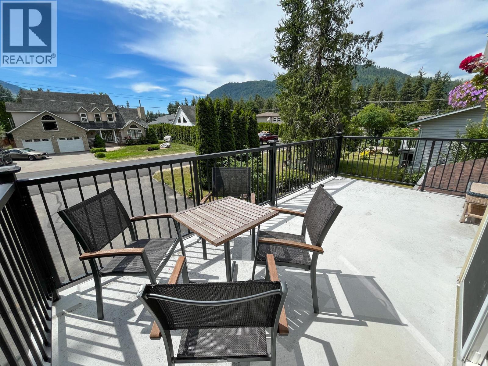  510 Cedar Street, Sicamous
