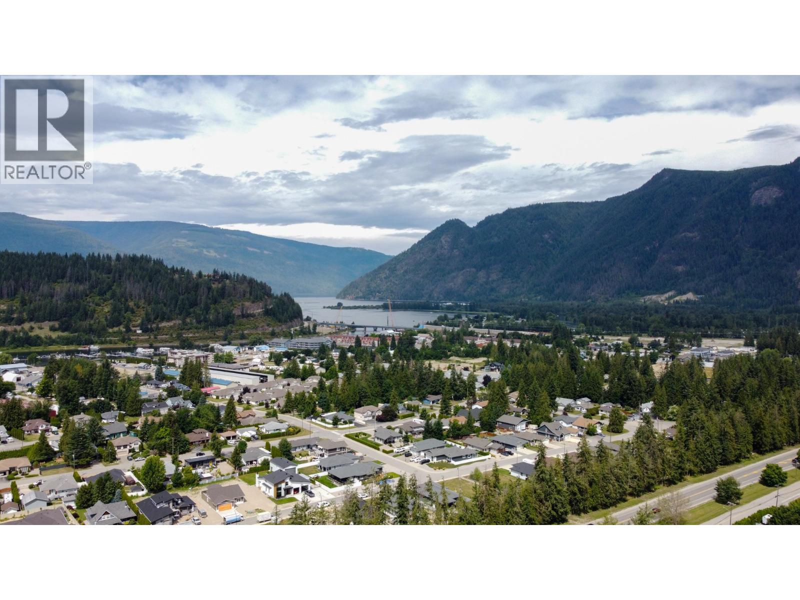  510 Cedar Street, Sicamous