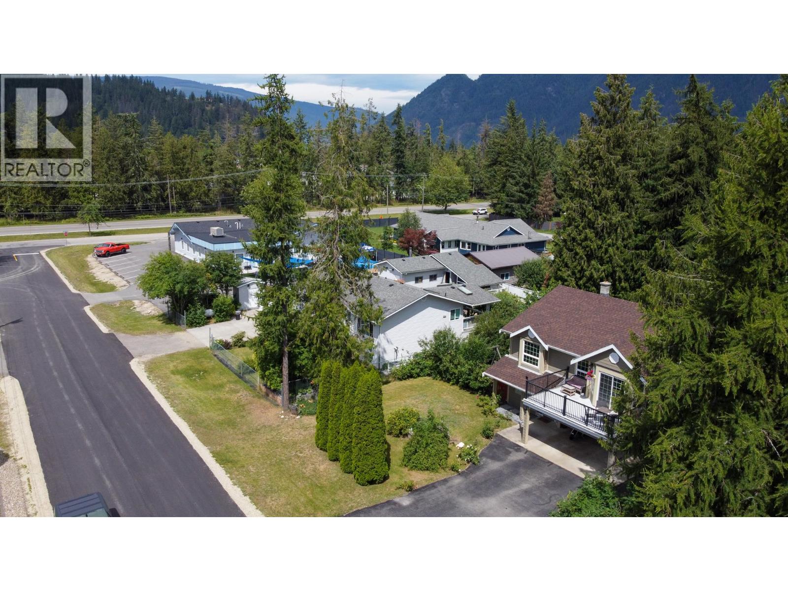  510 Cedar Street, Sicamous