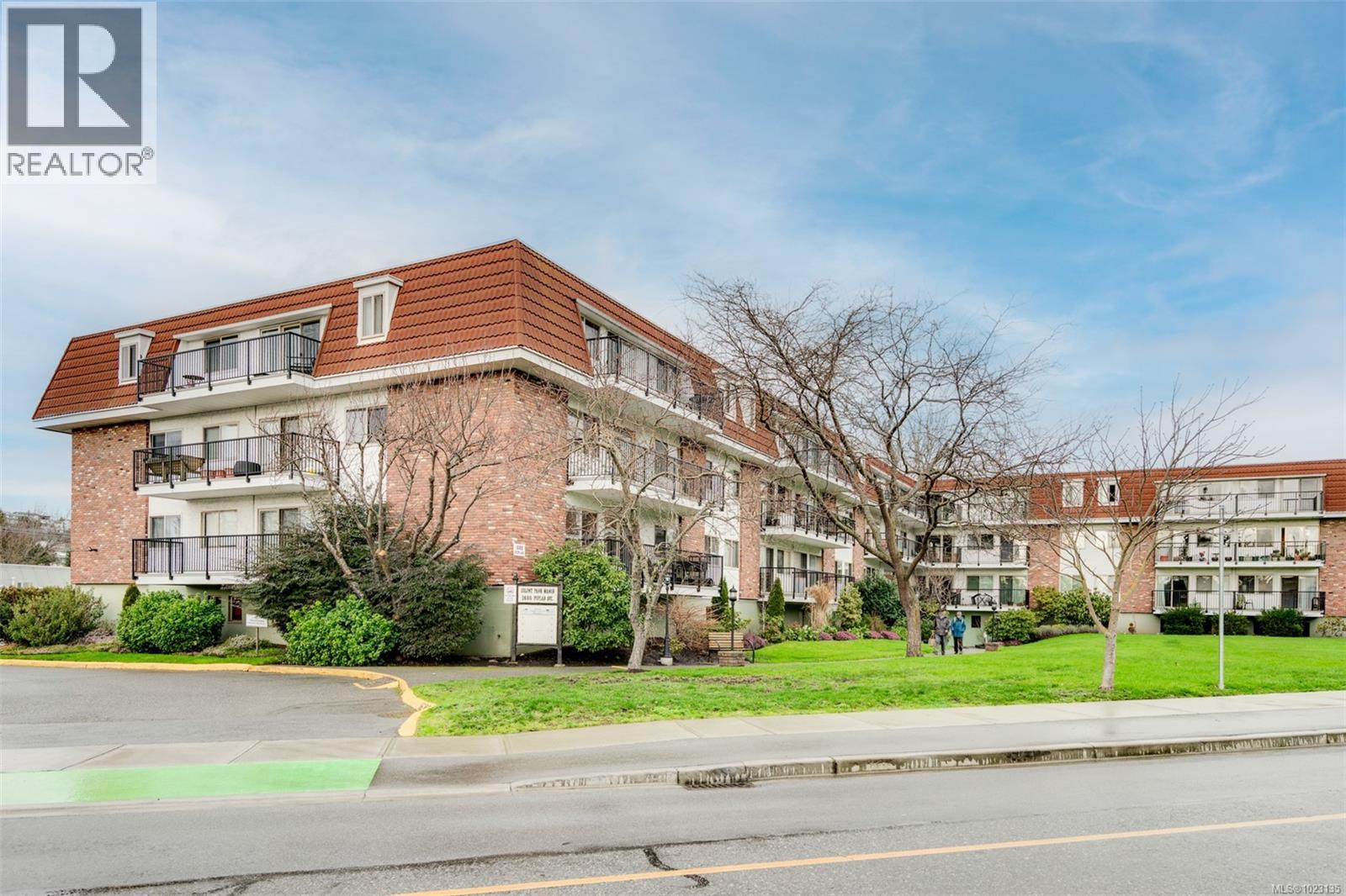 209 1680 Poplar Avenue, Saanich