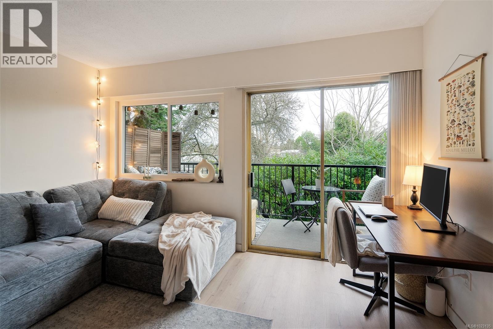 209 1680 Poplar Avenue, Saanich