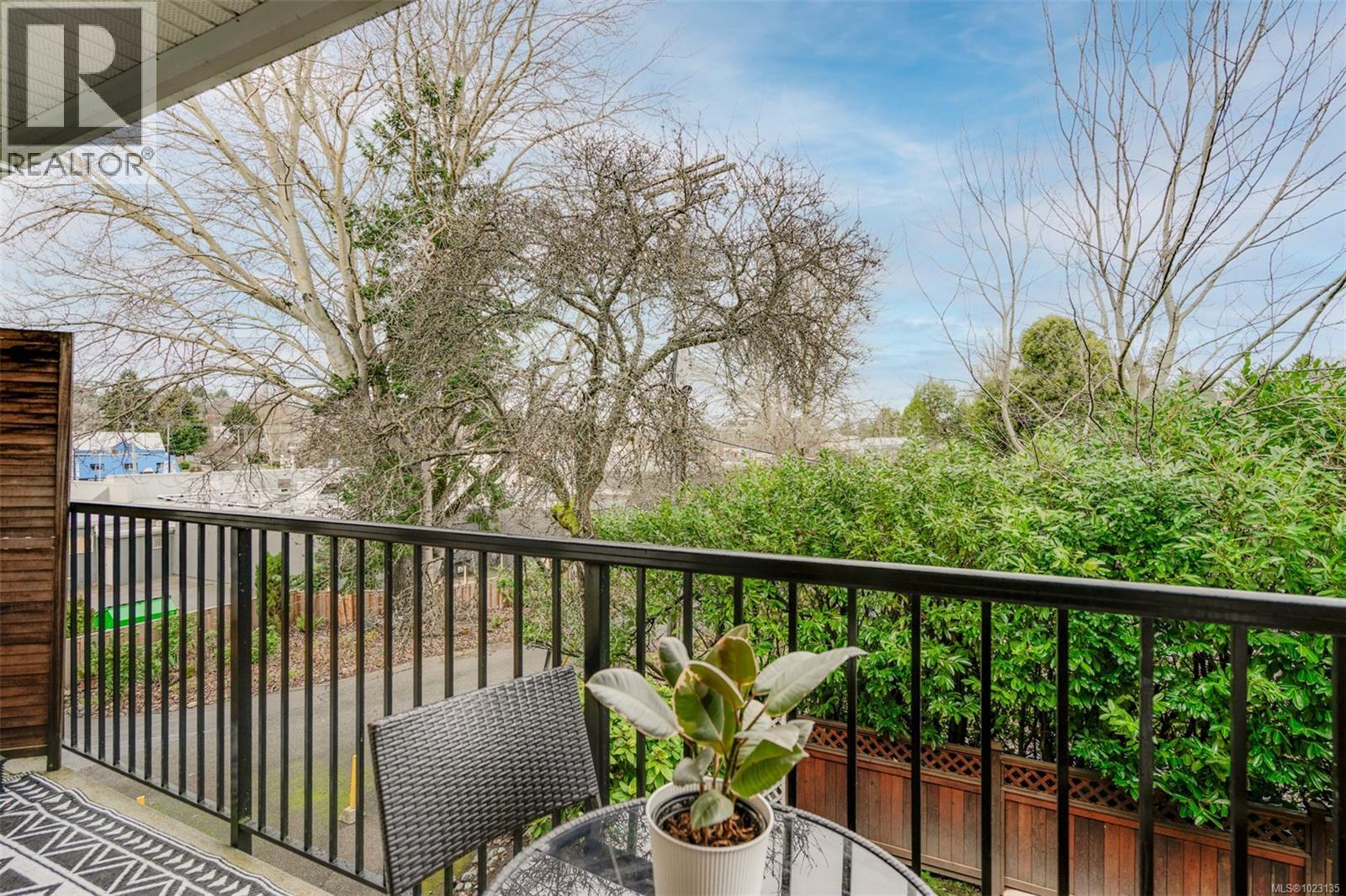 209 1680 Poplar Avenue, Saanich