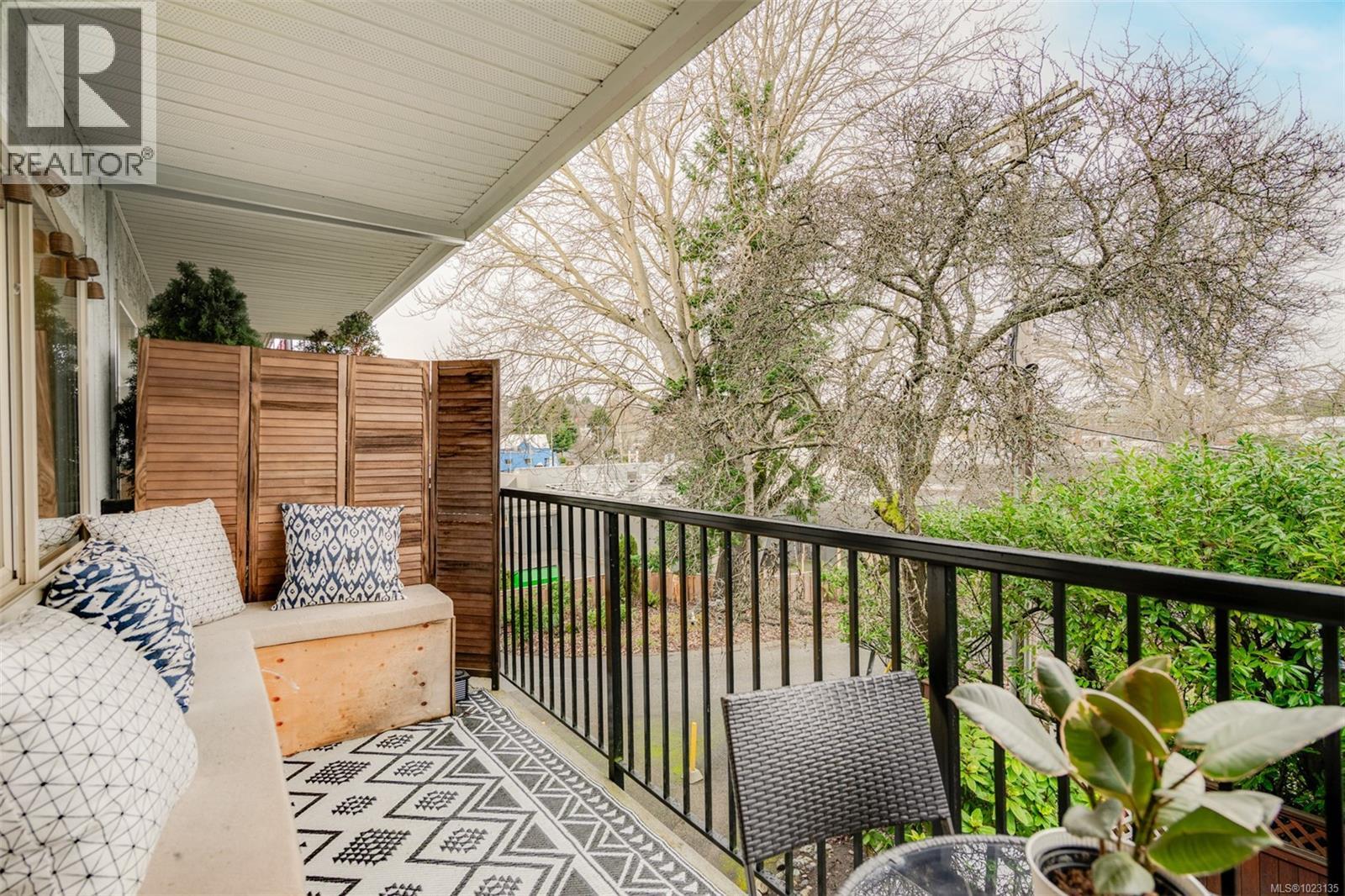 209 1680 Poplar Avenue, Saanich