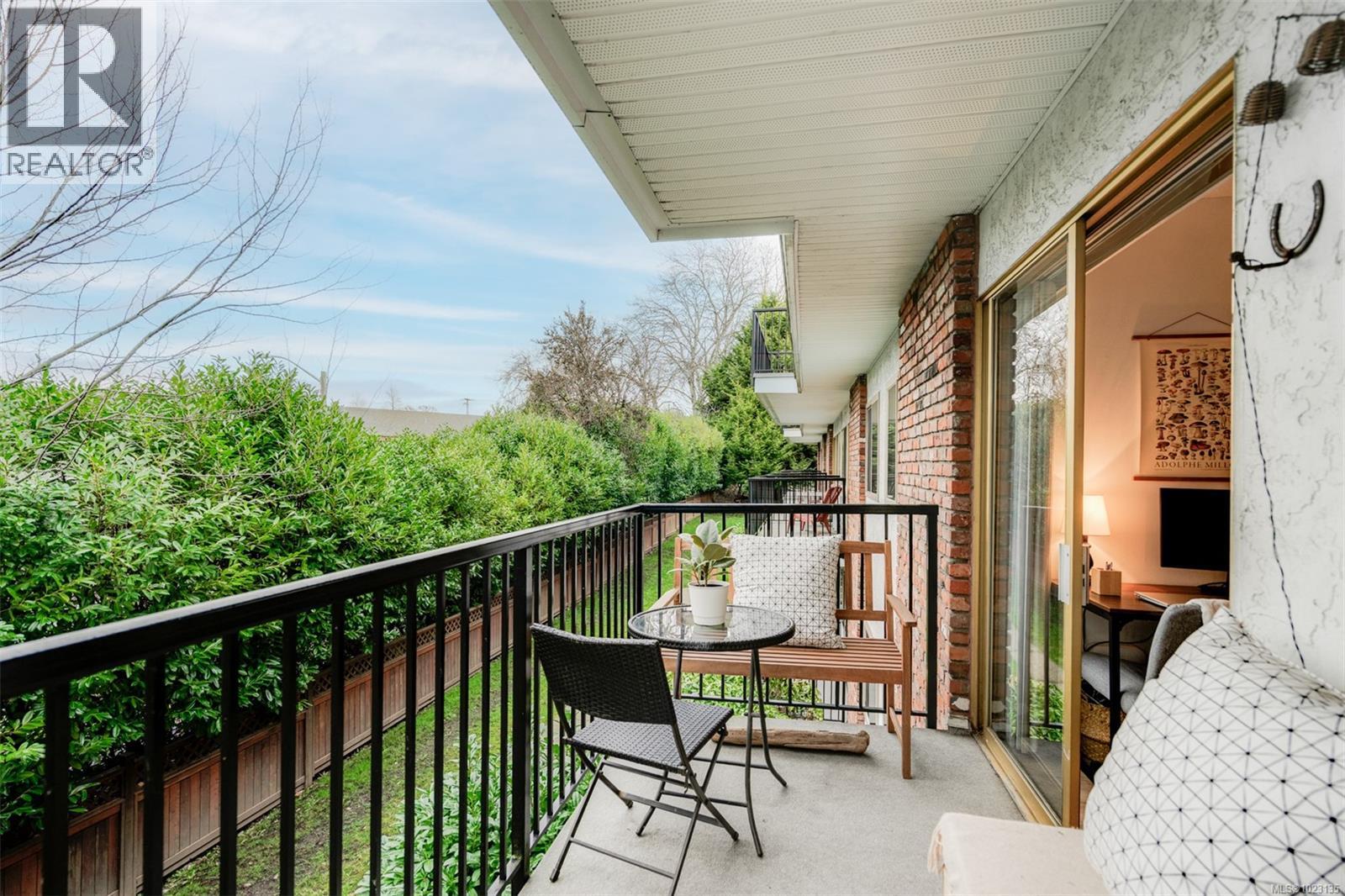 209 1680 Poplar Avenue, Saanich