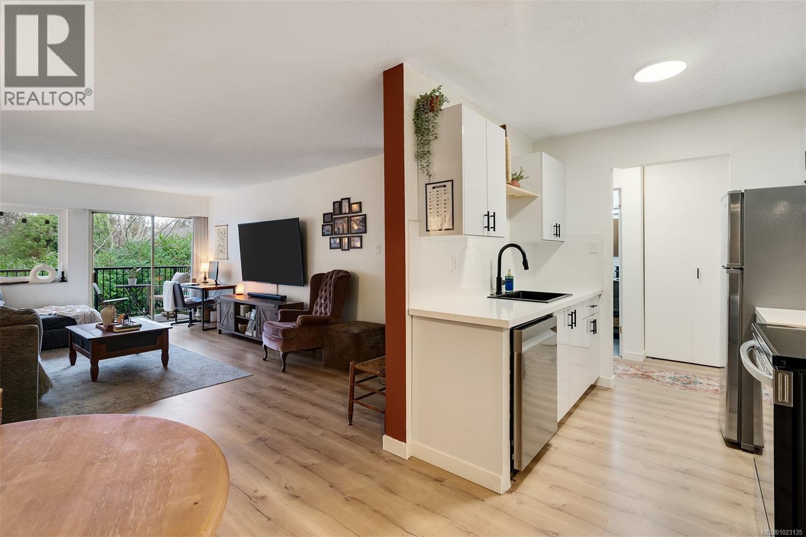 209 1680 Poplar Avenue, Saanich