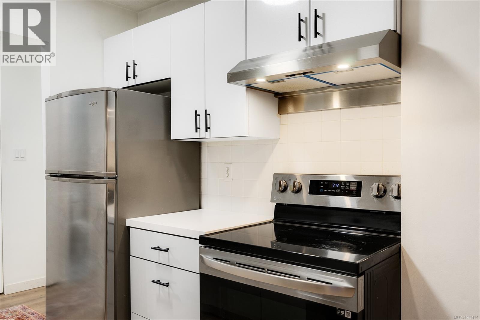 209 1680 Poplar Avenue, Saanich