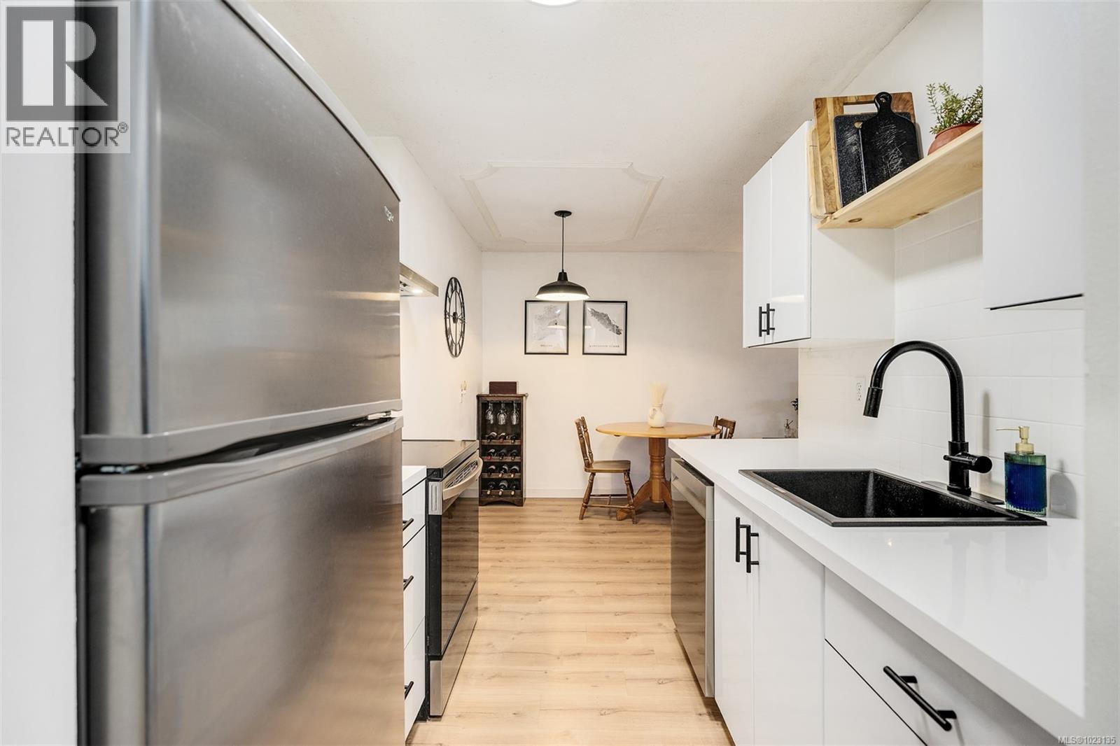 209 1680 Poplar Avenue, Saanich