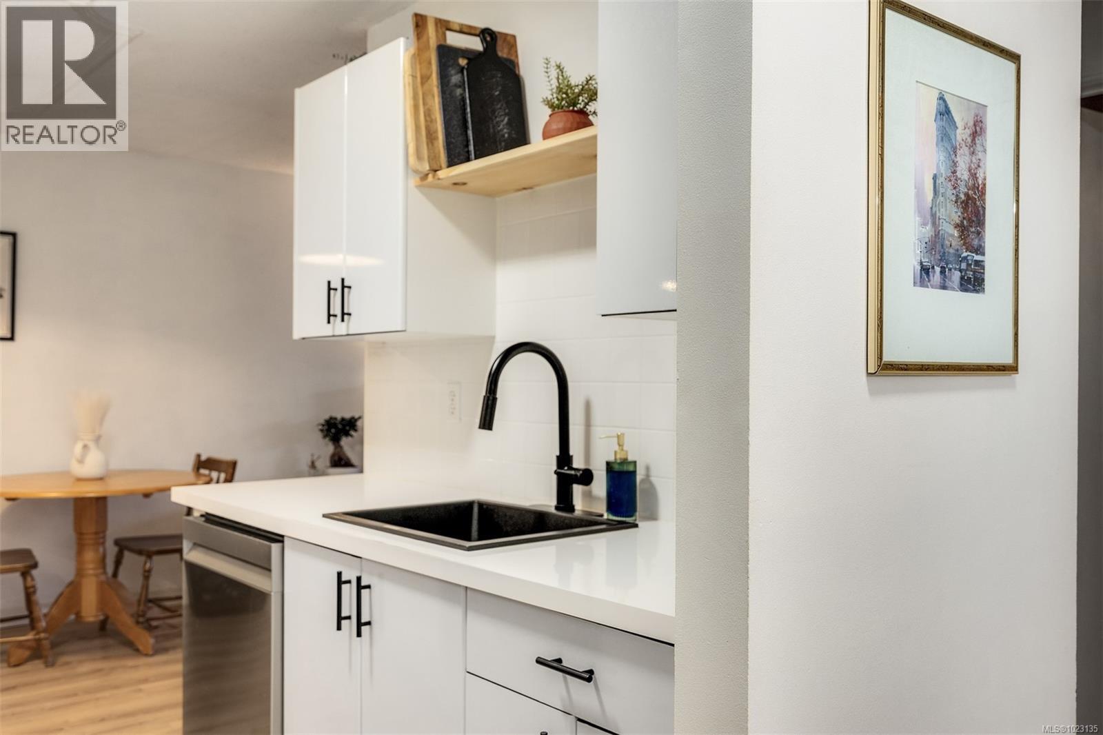 209 1680 Poplar Avenue, Saanich