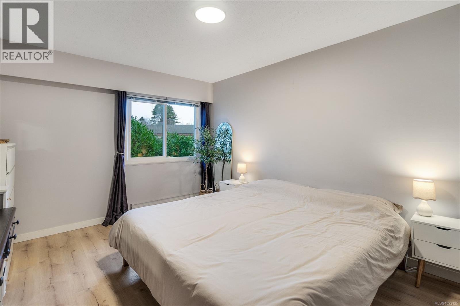 209 1680 Poplar Avenue, Saanich