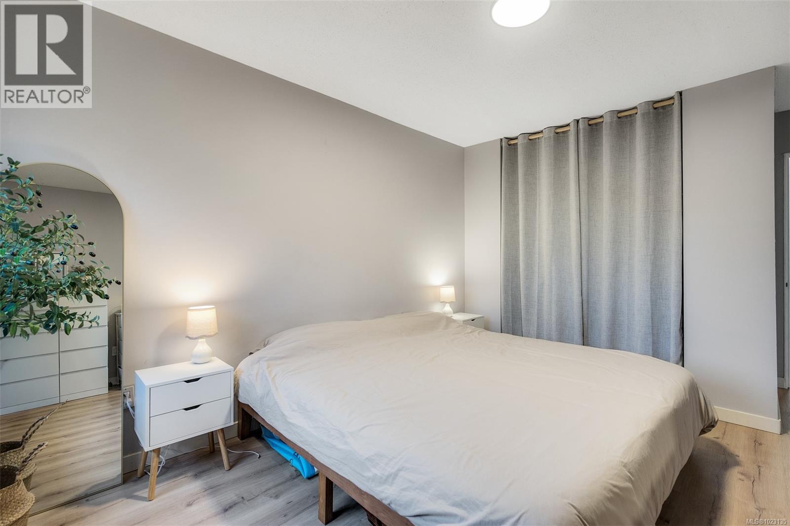 209 1680 Poplar Avenue, Saanich