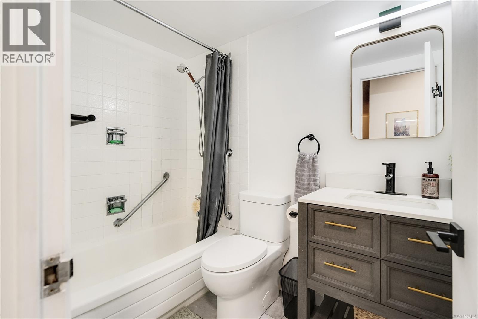 209 1680 Poplar Avenue, Saanich