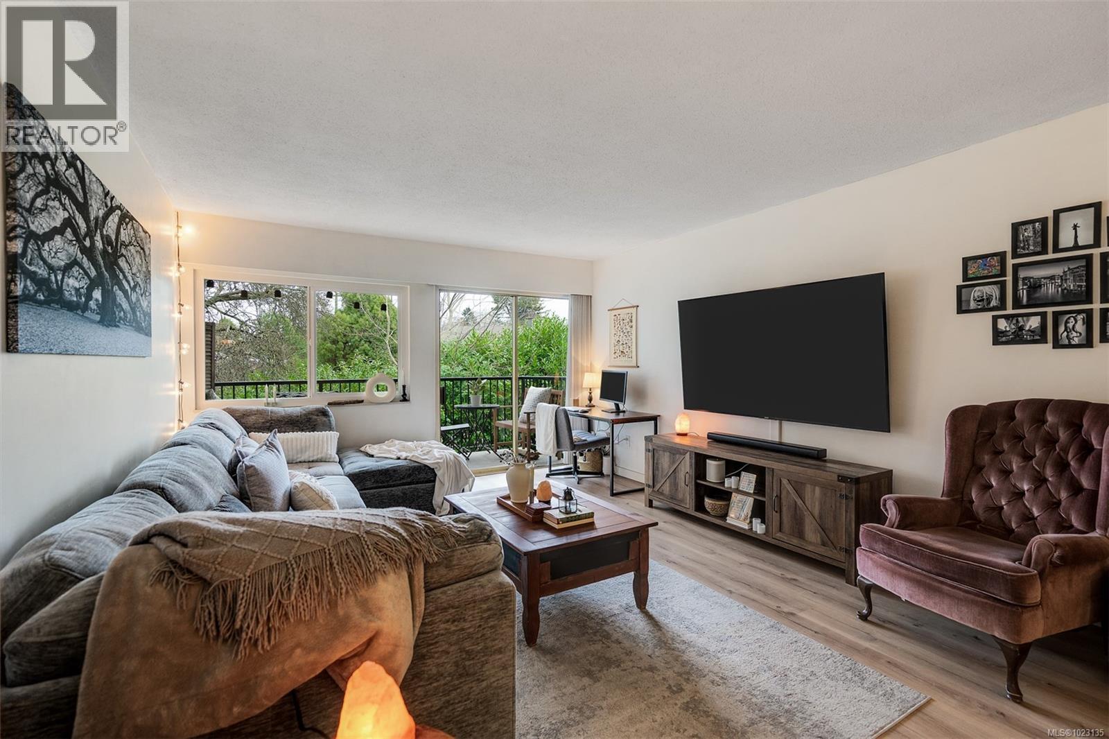 209 1680 Poplar Avenue, Saanich