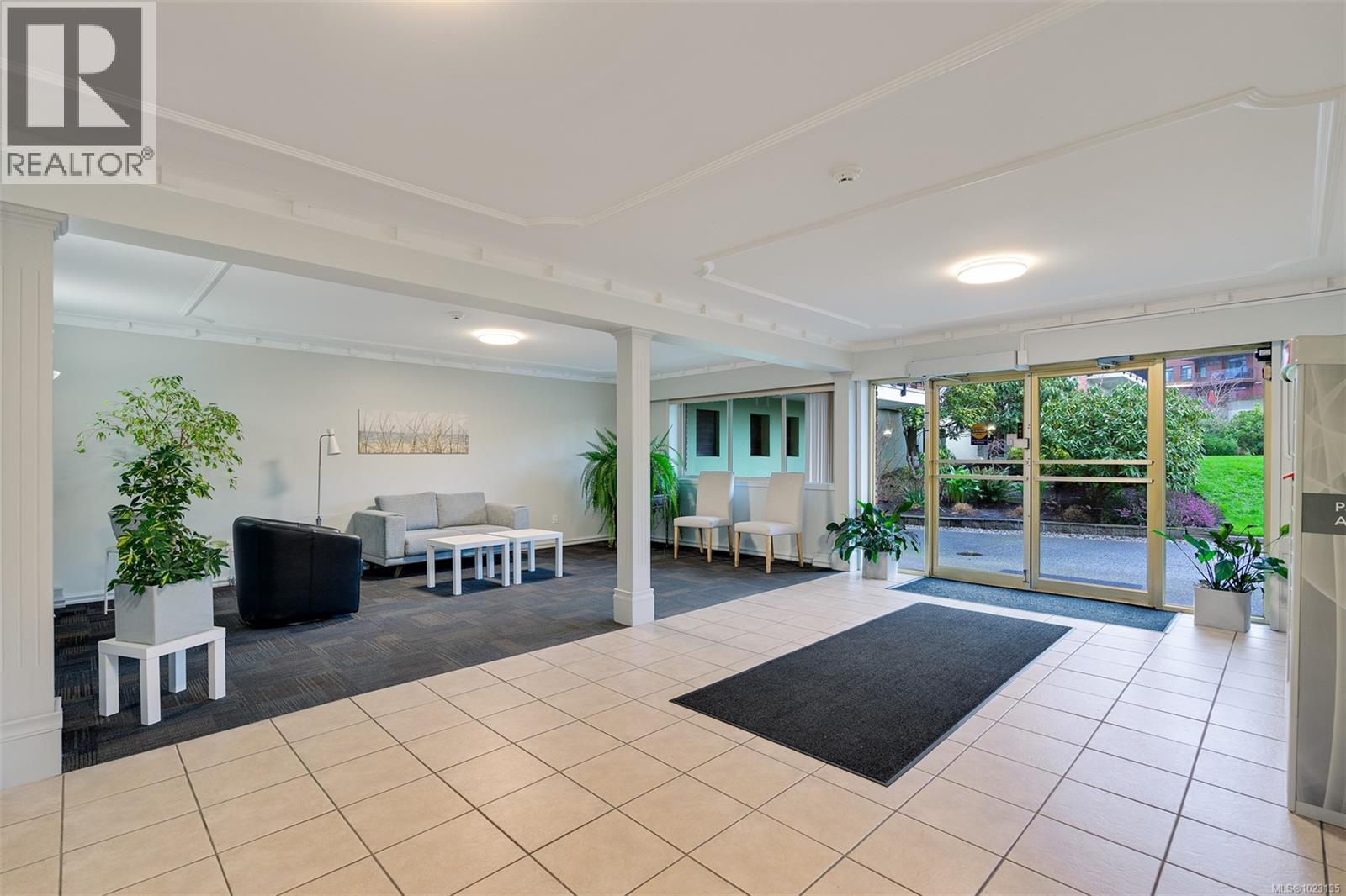 209 1680 Poplar Avenue, Saanich