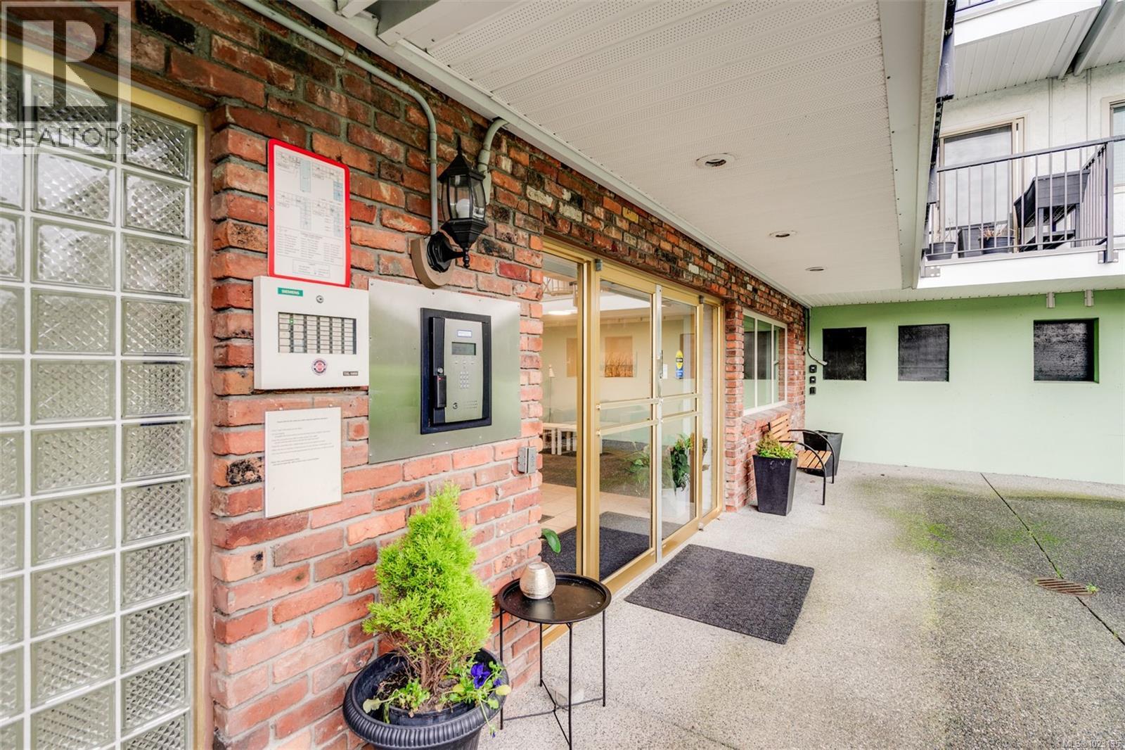 209 1680 Poplar Avenue, Saanich