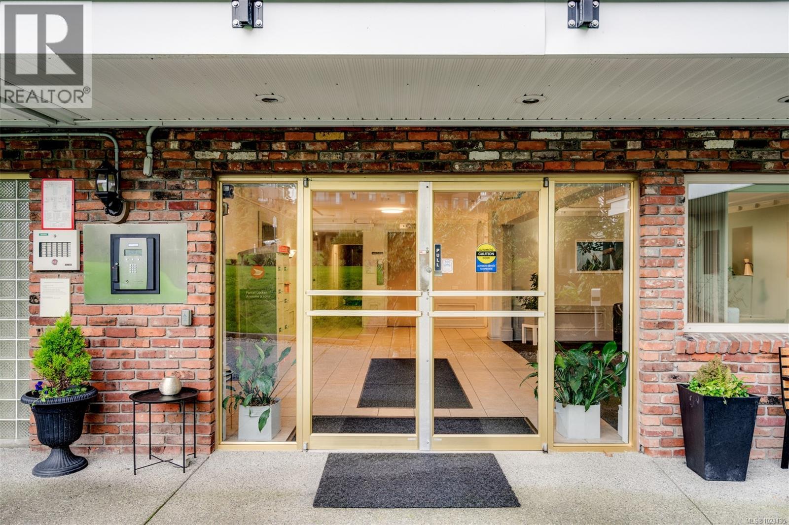 209 1680 Poplar Avenue, Saanich