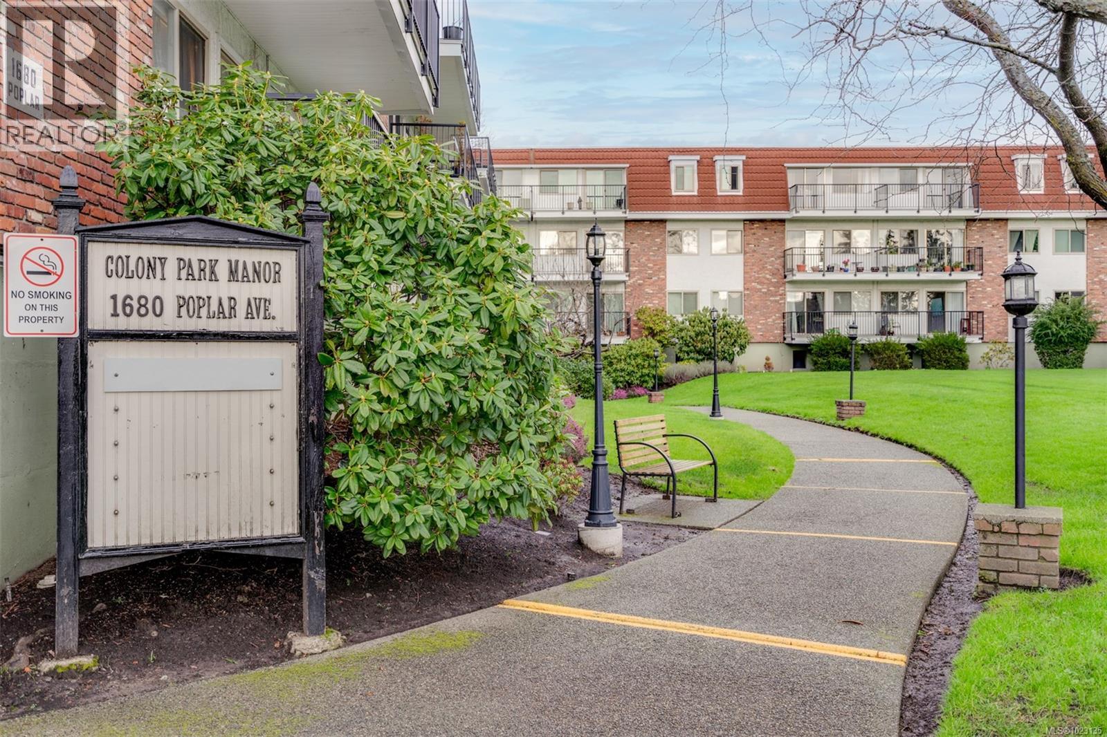 209 1680 Poplar Avenue, Saanich