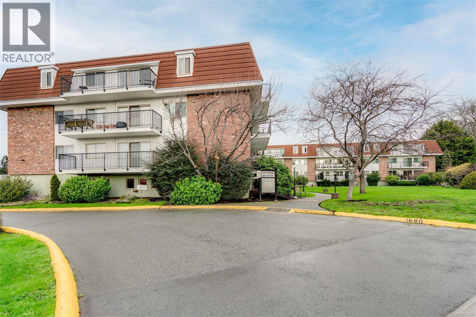 209 1680 Poplar Avenue, Saanich