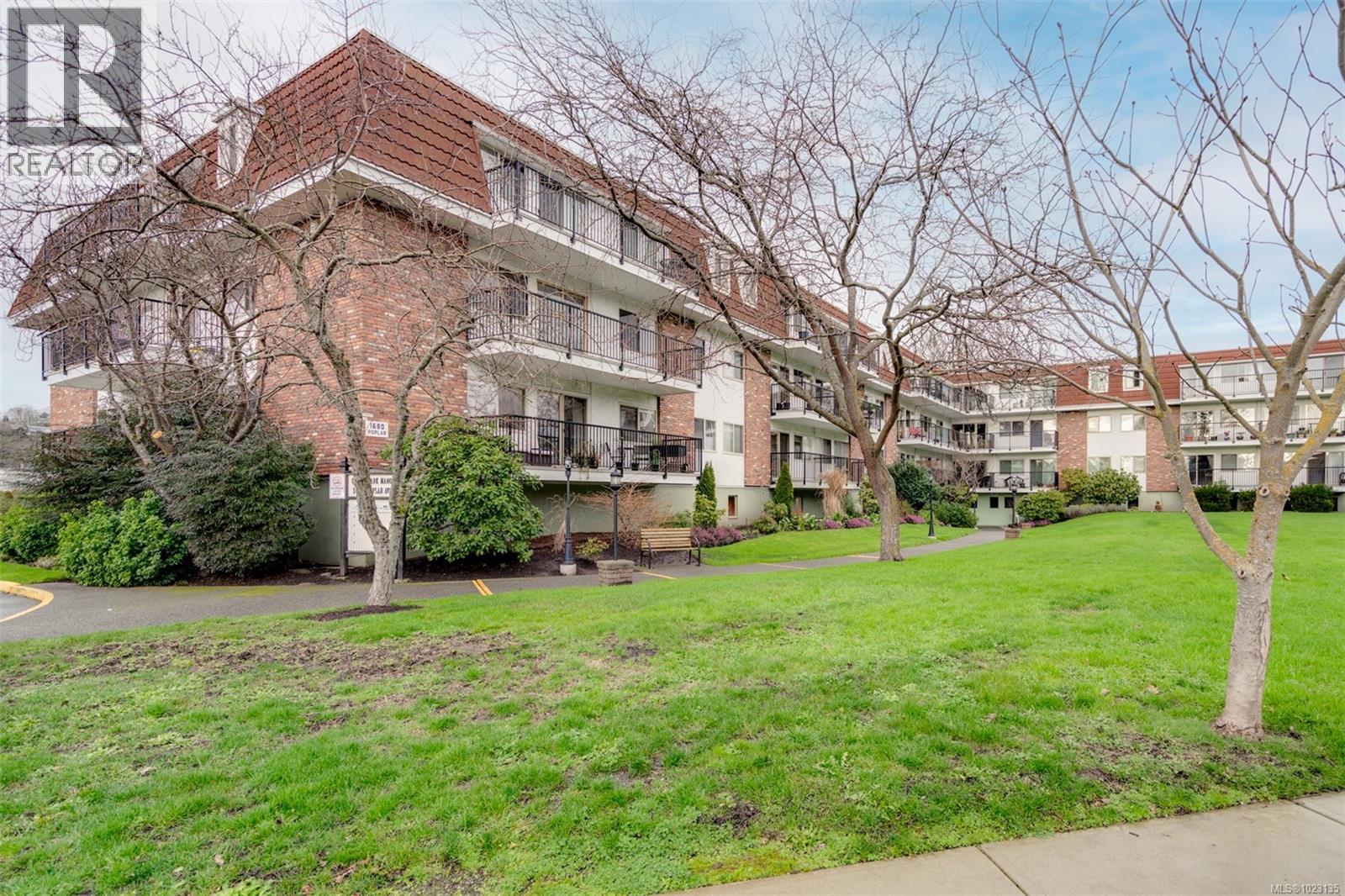 209 1680 Poplar Avenue, Saanich