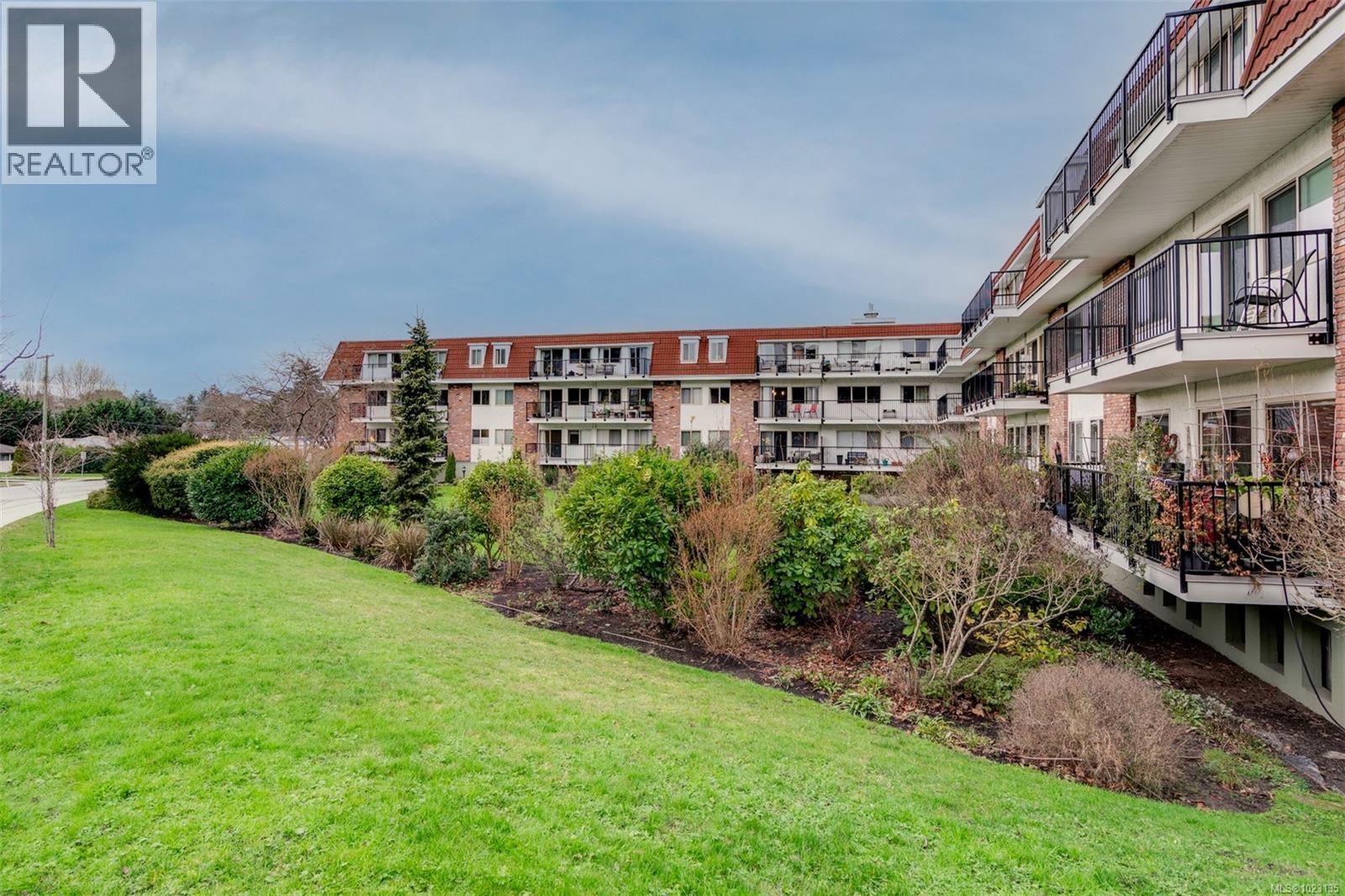 209 1680 Poplar Avenue, Saanich