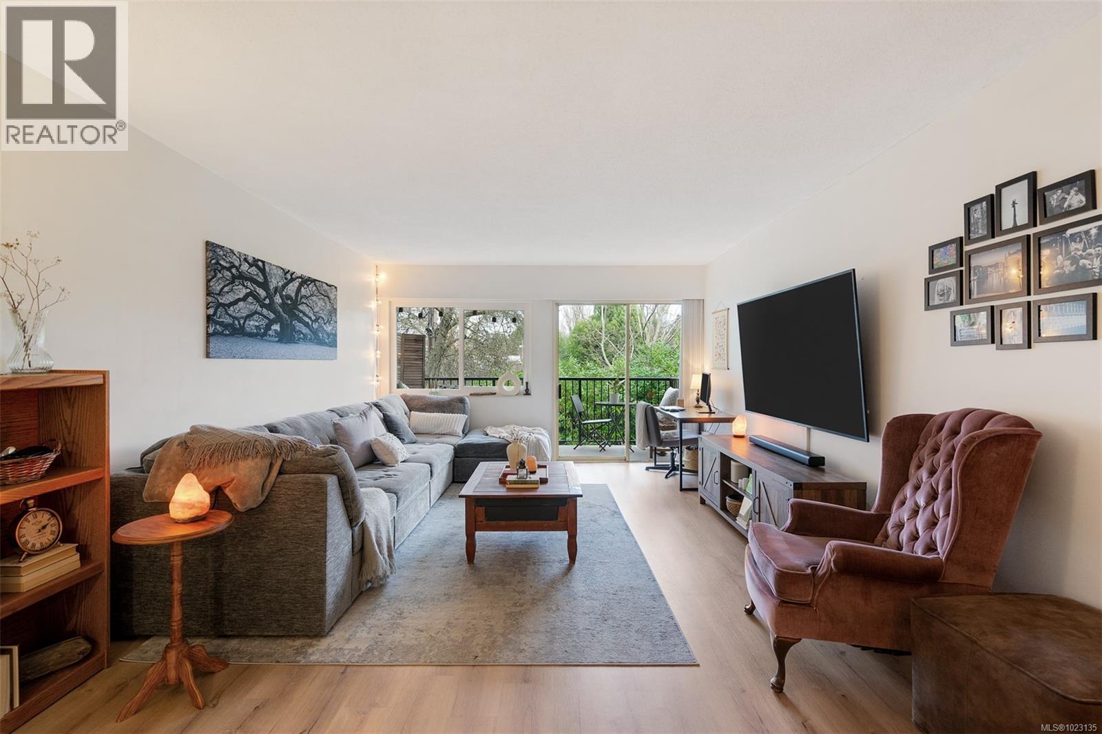 209 1680 Poplar Avenue, Saanich