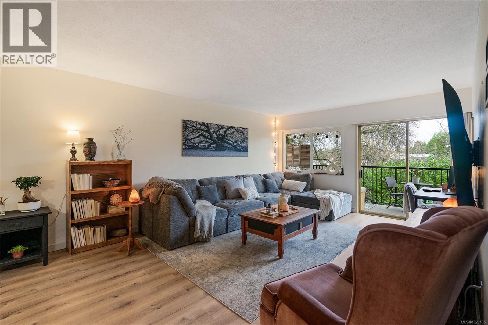 209 1680 Poplar Avenue, Saanich