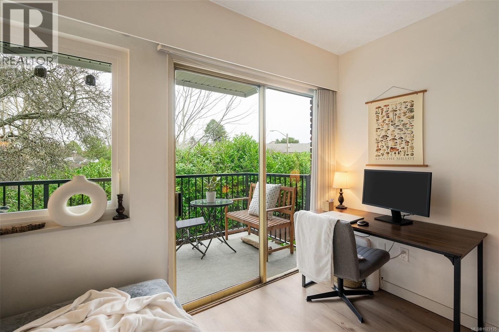 209 1680 Poplar Avenue, Saanich