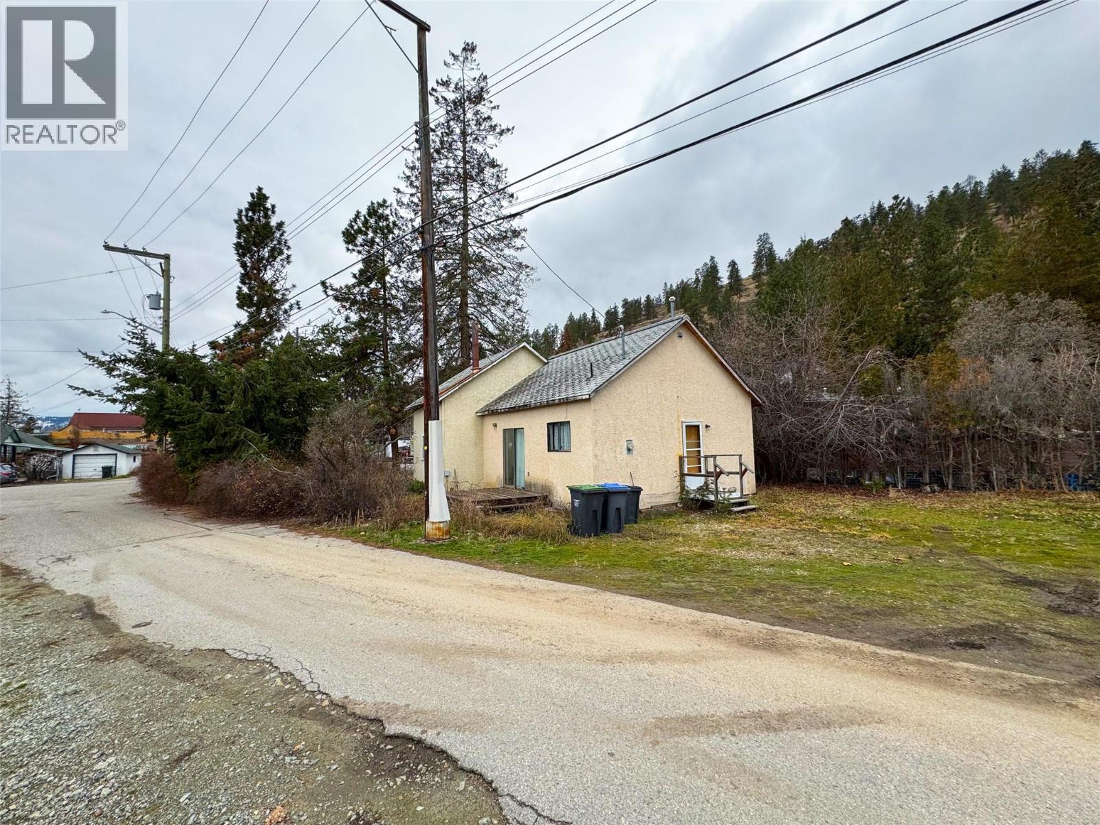  4416 4th Street, Peachland