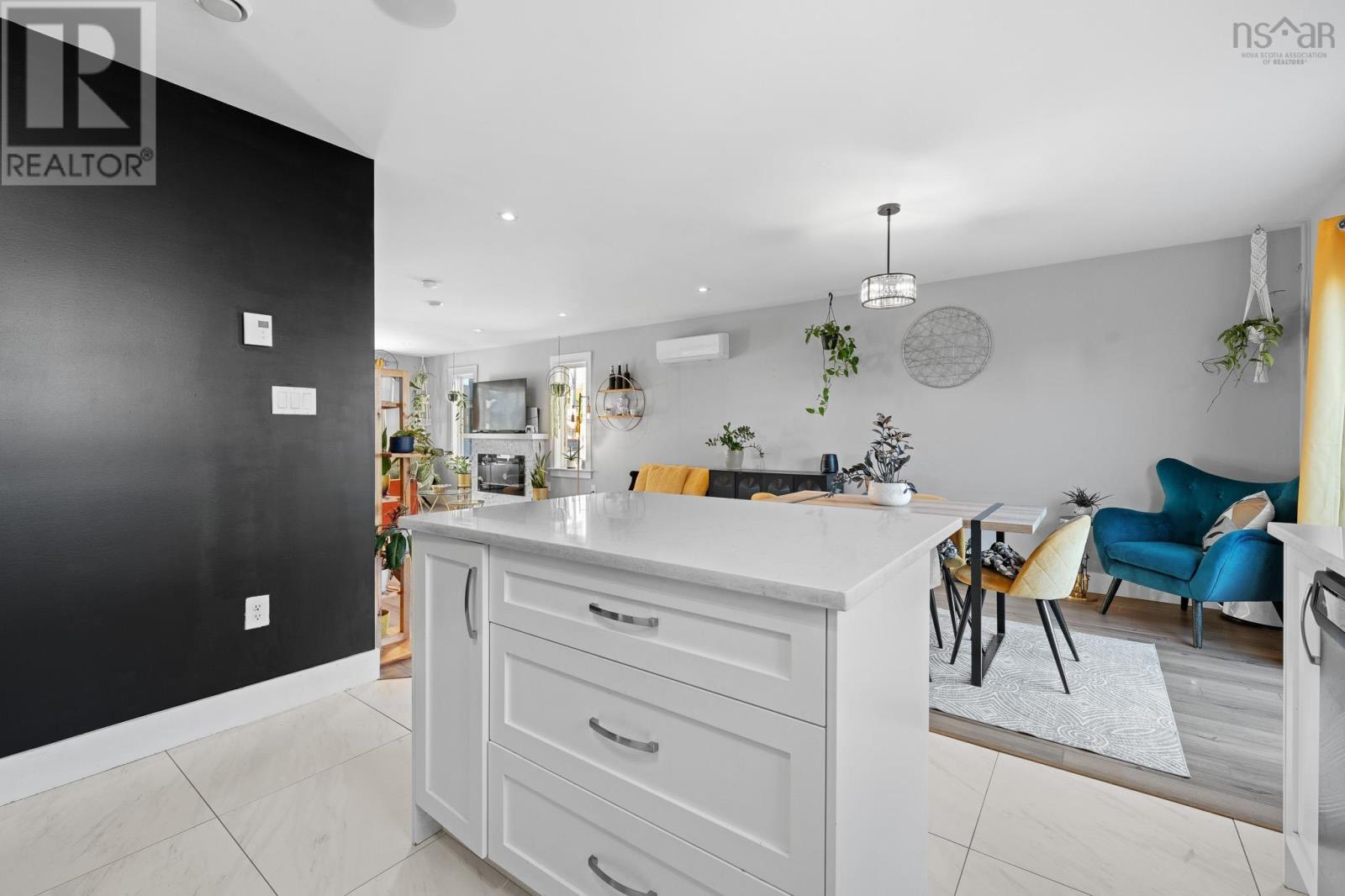 Property 19 of 49 of 202 Titanium Crescent