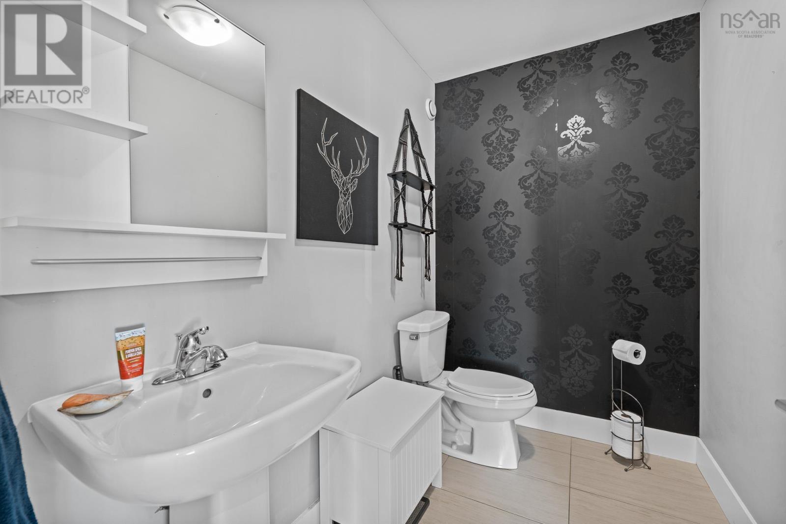 Property 26 of 49 of 202 Titanium Crescent