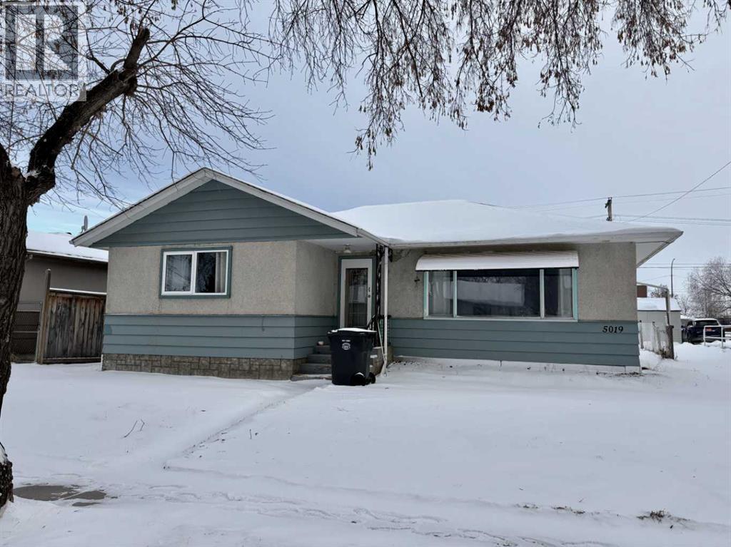 5019 51 Street - Main photo, Mannville, Alberta