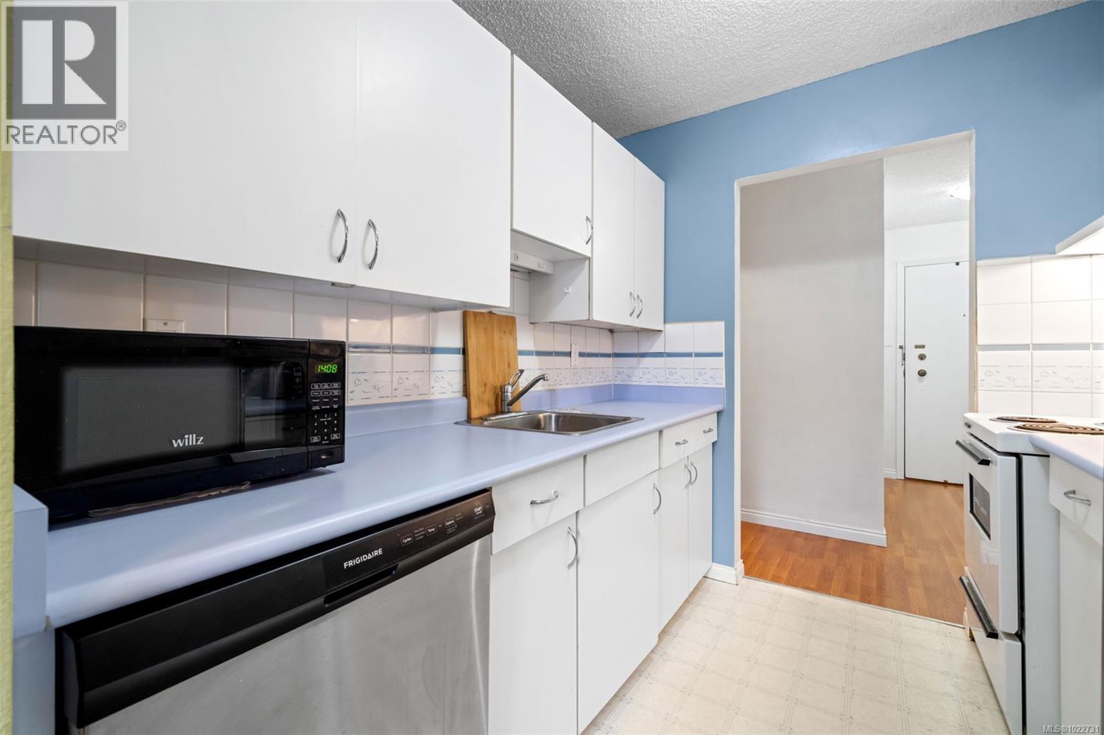 227 1025 Inverness Road, Saanich