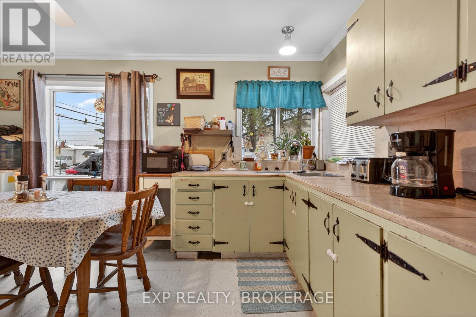 2295 SYDENHAM ROAD - 10