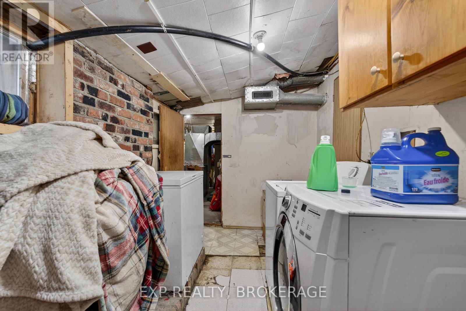 2295 SYDENHAM ROAD - 20