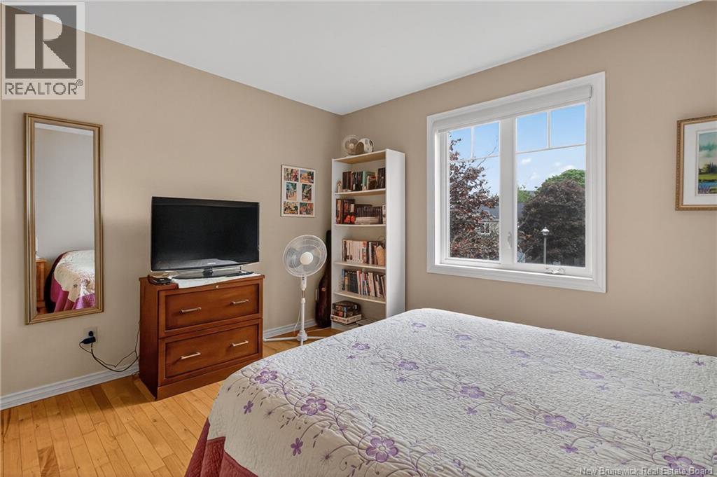 #2 707 Laurier Street - 21