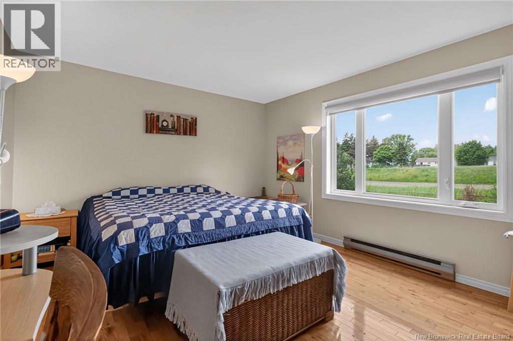 #2 707 Laurier Street - 23