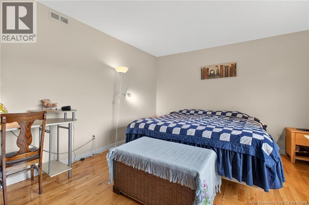 #2 707 Laurier Street - 24