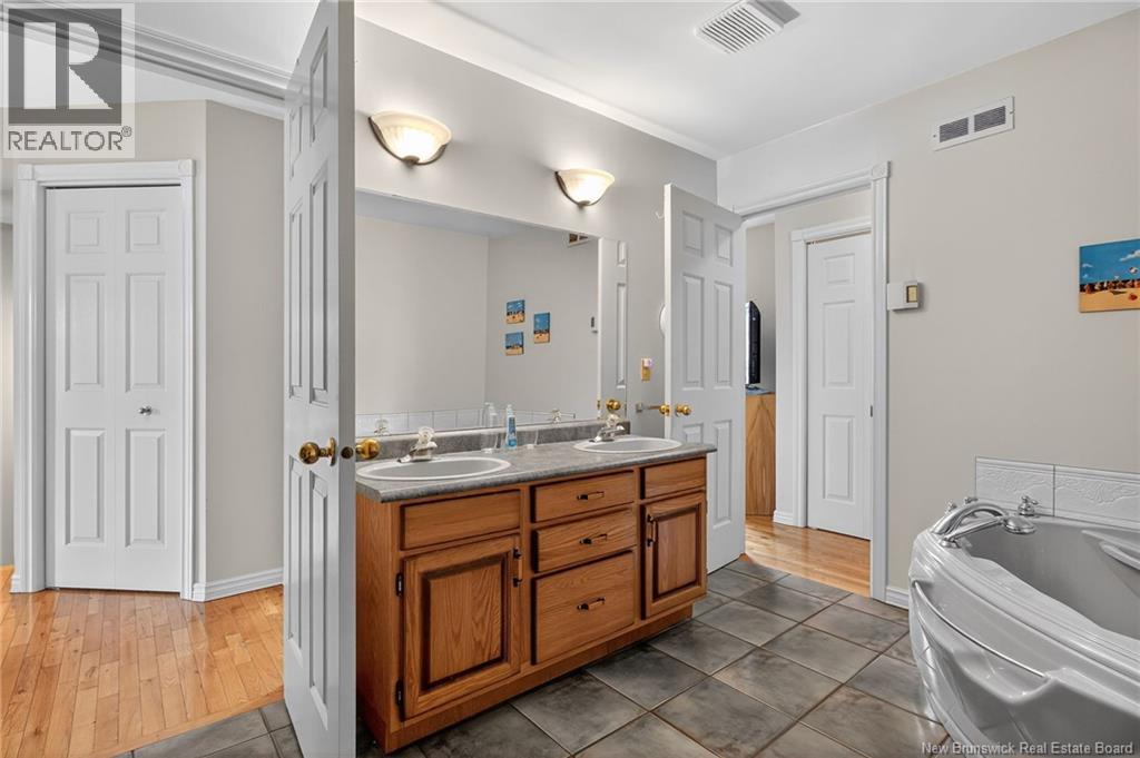 #2 707 Laurier Street - 27