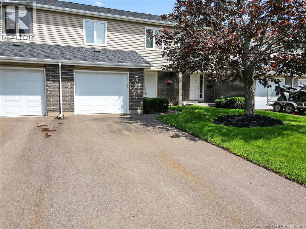 #2 707 Laurier Street - 7