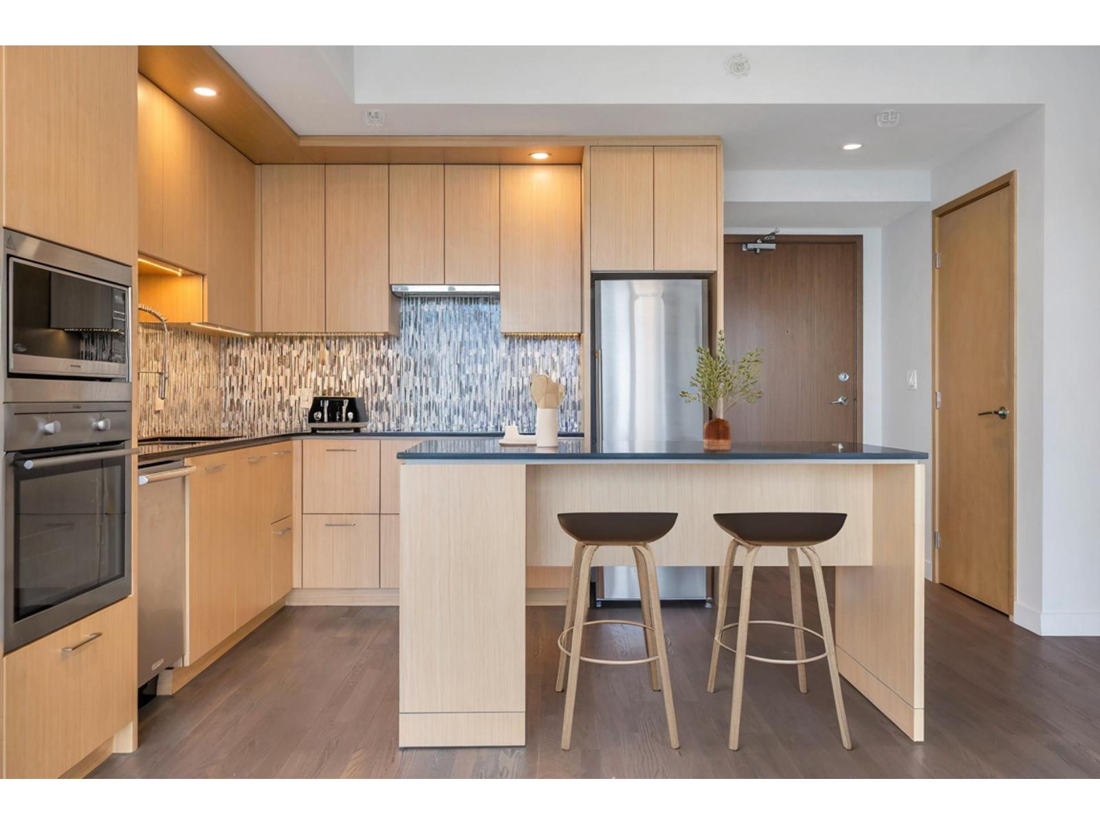 1607 13495 CENTRAL AVENUE - Photo 2 of 28, Surrey, British Columbia