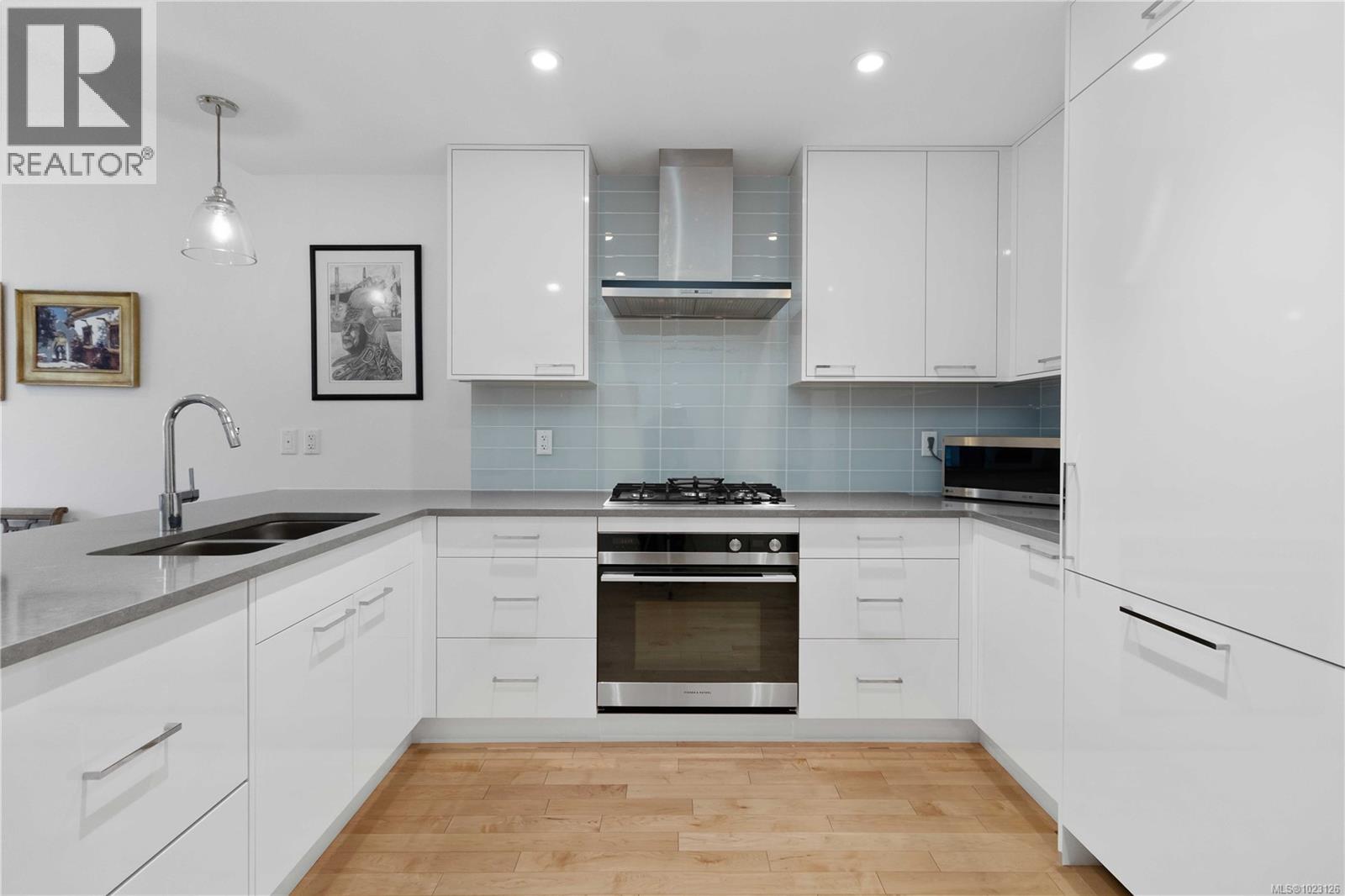 204 916 Lyall St, Esquimalt