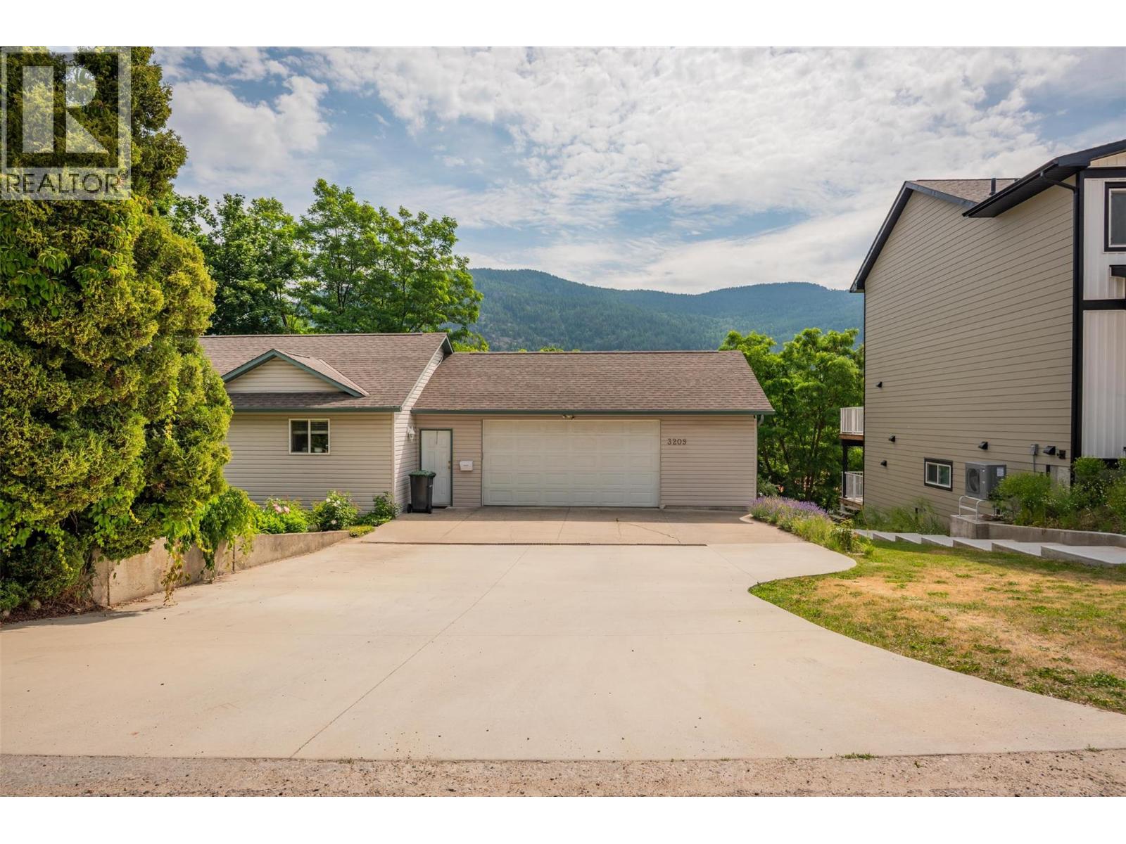 3209 5th Avenue, Castlegar