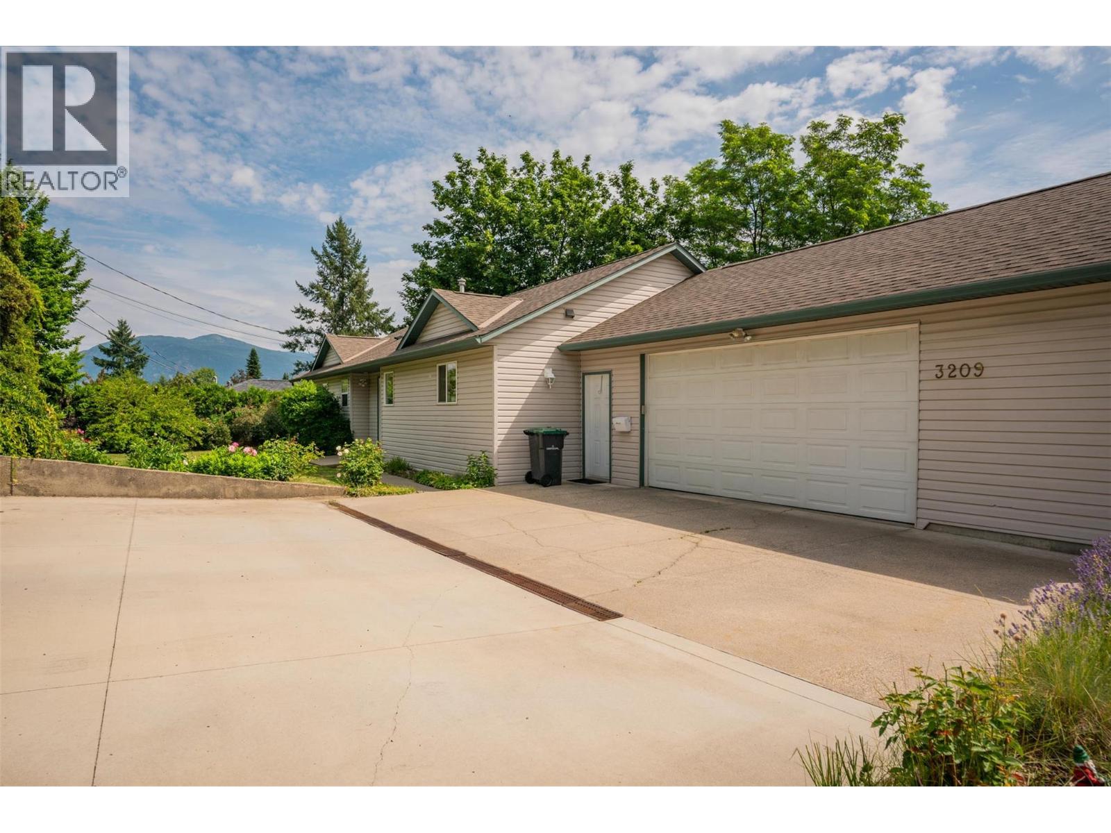 3209 5th Avenue, Castlegar