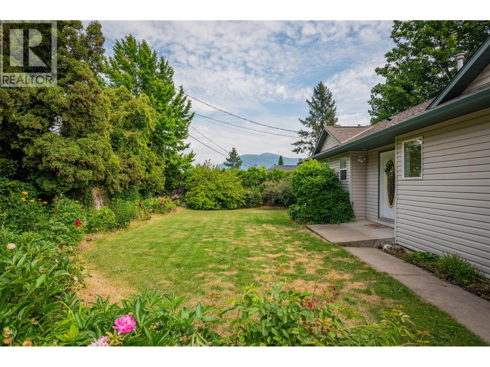 3209 5th Avenue, Castlegar