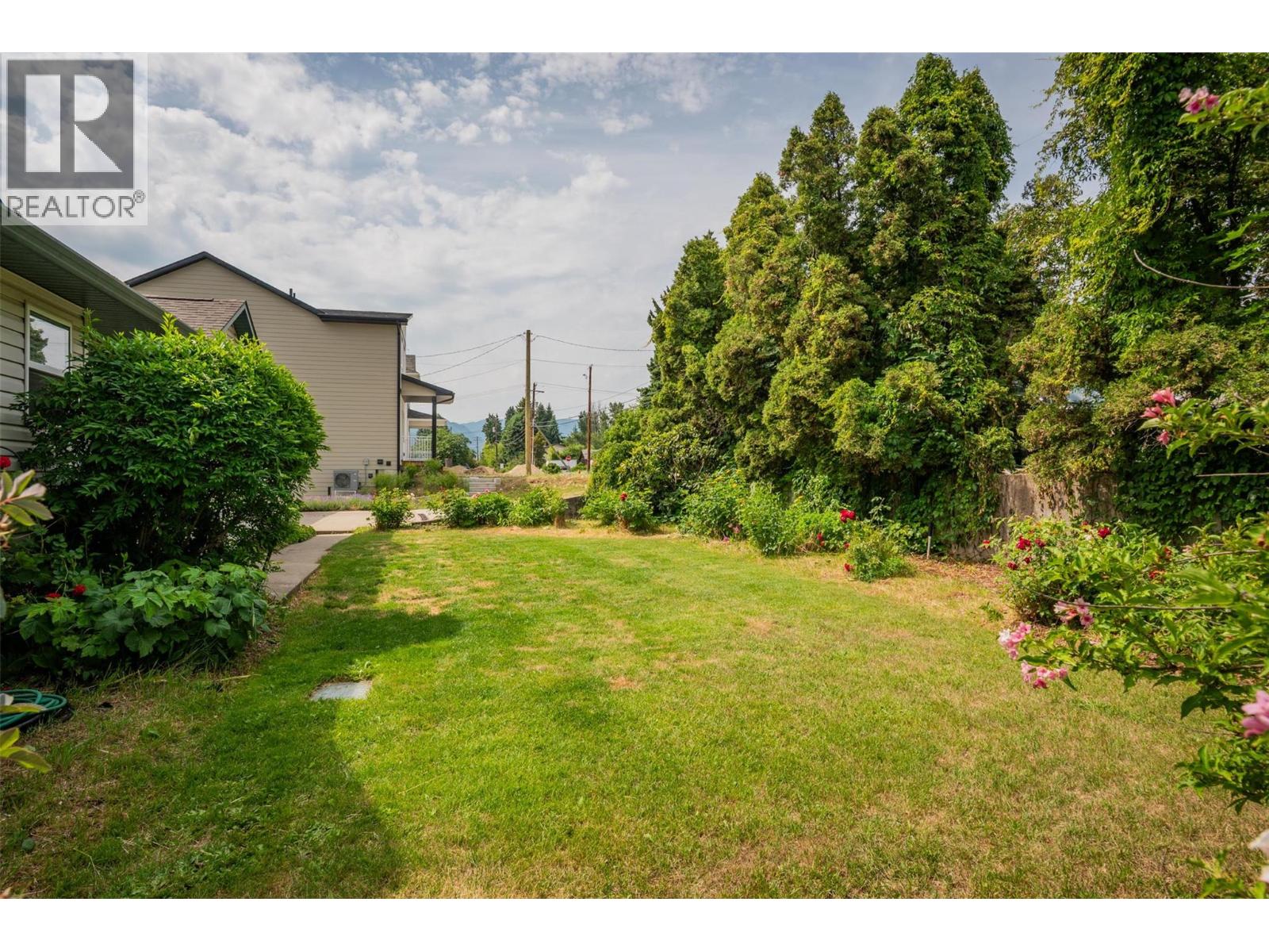 3209 5th Avenue, Castlegar