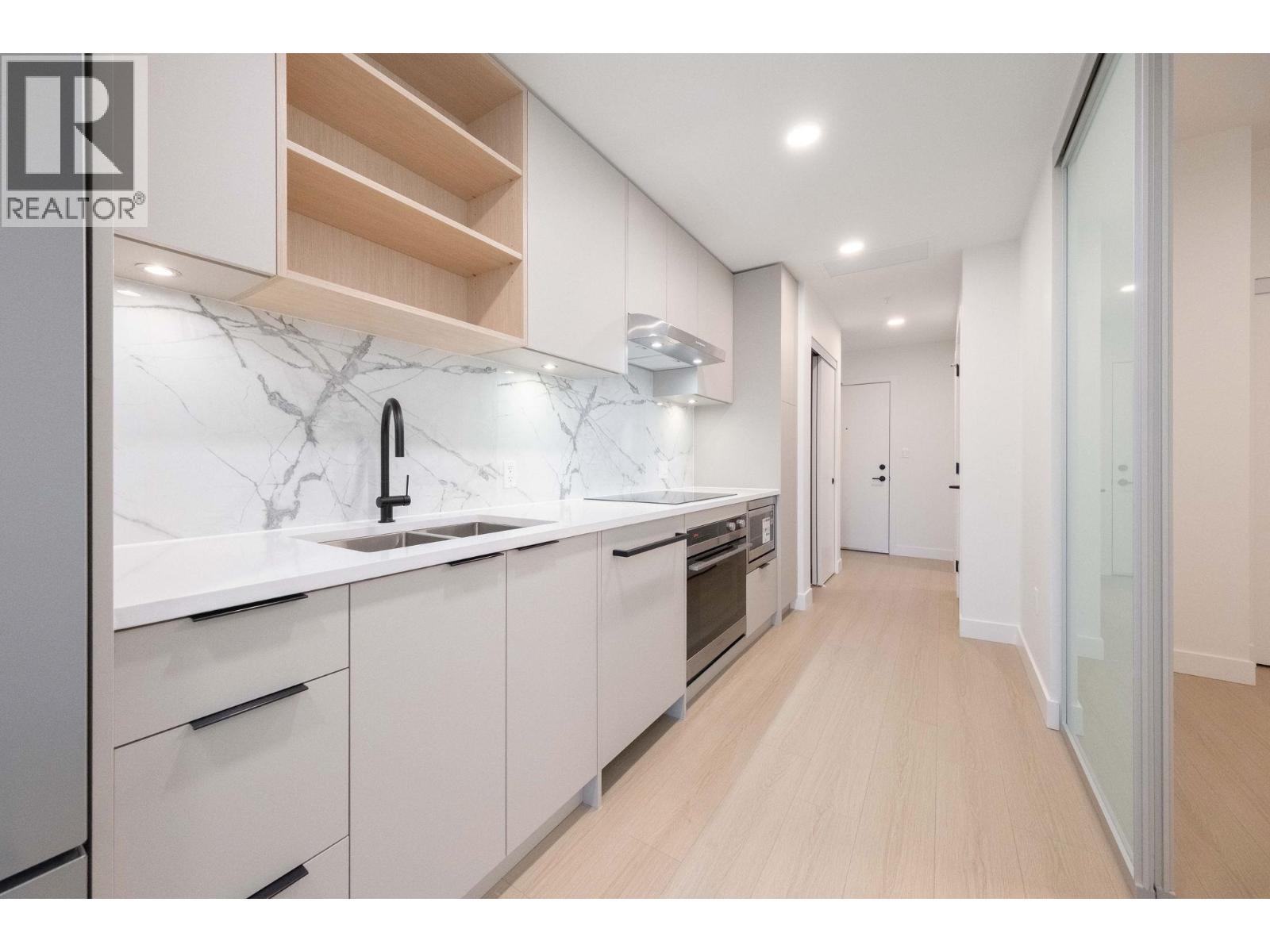 310 422 E 3RD STREET, North Vancouver