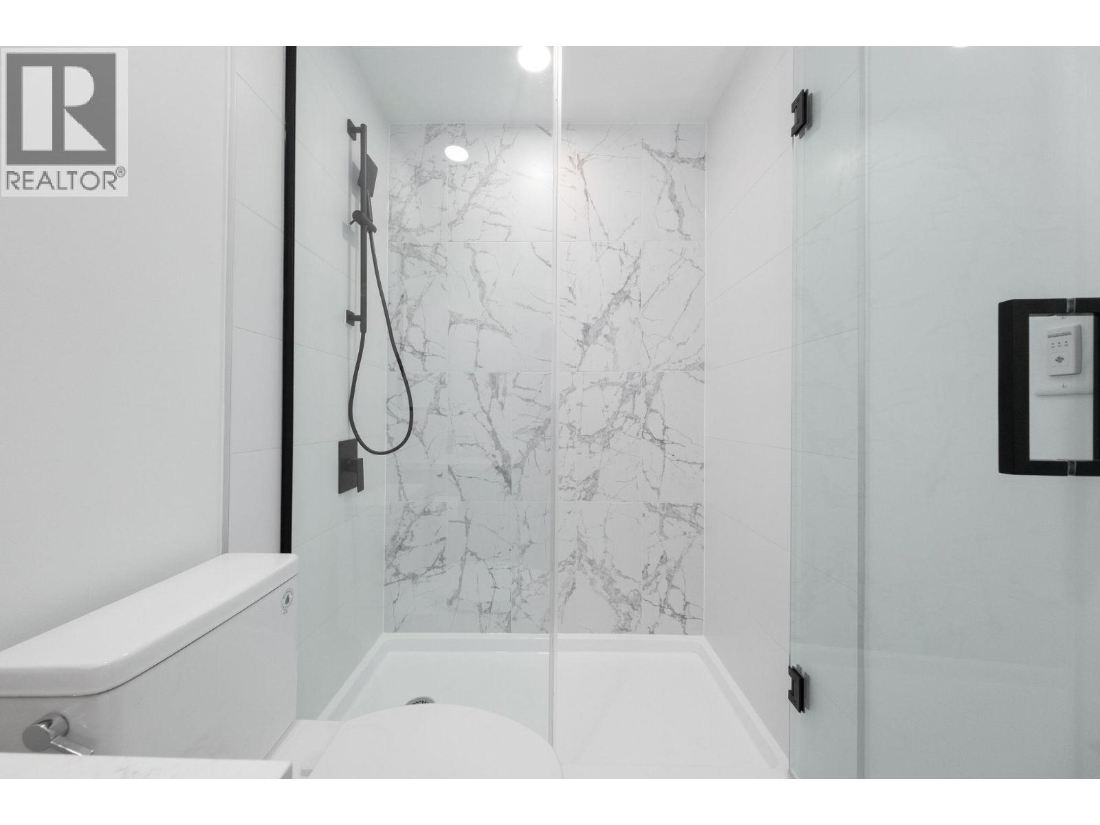 310 422 E 3RD STREET, North Vancouver