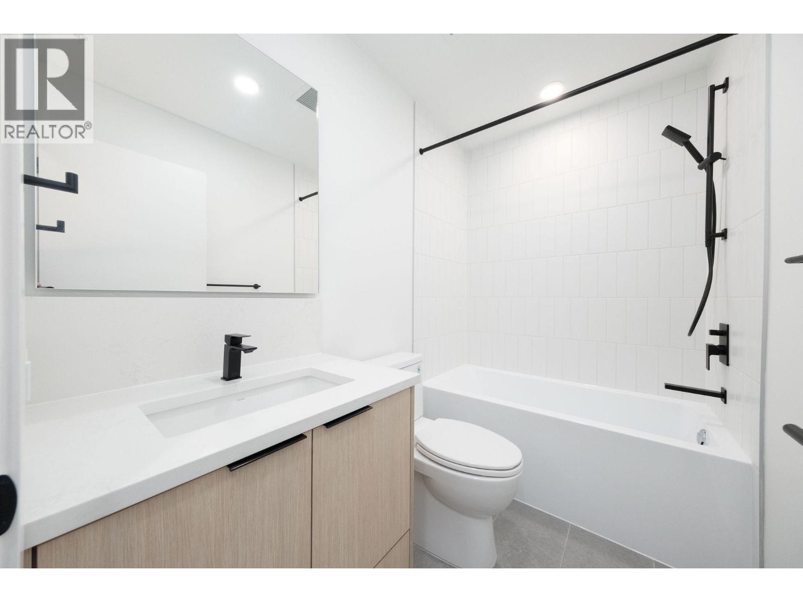 310 422 E 3RD STREET, North Vancouver