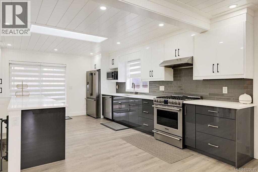  2710 Victor Street, Victoria